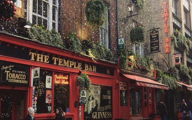 L'ingresso del Temple bar di Dublino, con la sua porta rossa