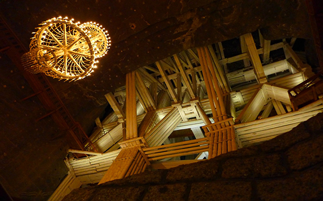 Le scale in legno che conducono nelle stanze delle miniere, con un lampadario sulla sinistra